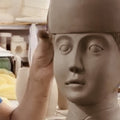 Plasticatore modella a mano busto in ceramica a Caltagirone – lavorazione artigianale Crita Ceramiche
