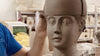 Plasticatore modella a mano busto in ceramica a Caltagirone – lavorazione artigianale Crita Ceramiche